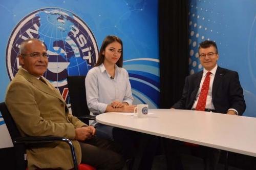 Ege Üniversitesi Televizyonu'nda Prof. Dr. Bülent Semerci ile Ana Haber Bülteni öncesi (2013)